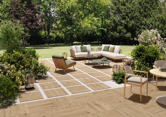 Moderner Außenbereich mit Garten und Patio mit Holzoptik 