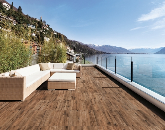 Terrasse moderne avec sol en grès cérame effet bois foncé pour une touche rustique.