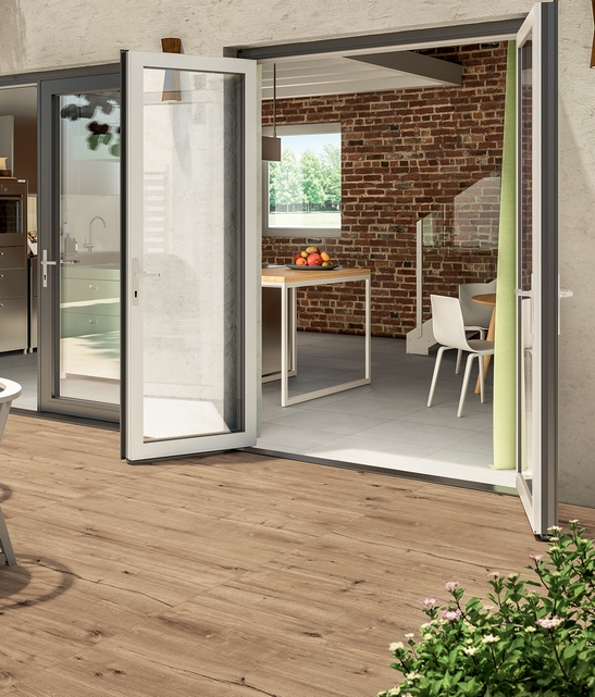 Patio moderno,  gres effetto legno naturale