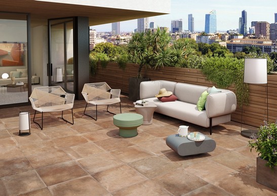 Terrasse moderne et traditionnelle avec carrelage effet terre cuite