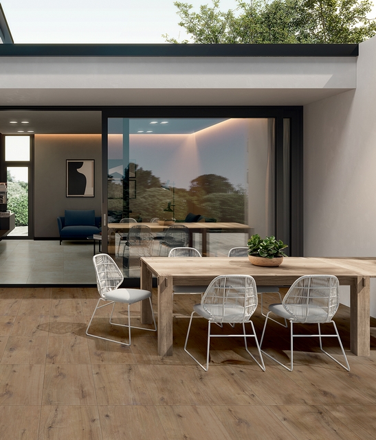 Moderne Terrasse, Weißtöne und rustikaler Holzoptik-Boden