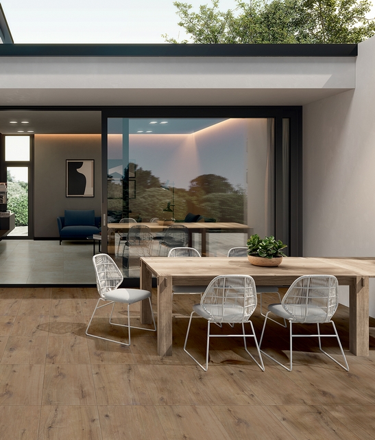 Terrasse moderne, tons de blanc et sol effet bois rustique.