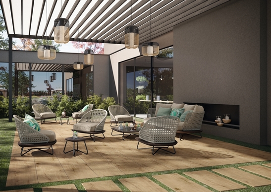 Terrasse de bar-restaurant moderne avec sol en grès cérame imitation bois dans des tons de beige.