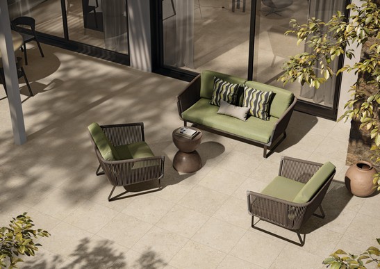 Moderner Außenbereich mit Terrasse und Boden Steinoptik