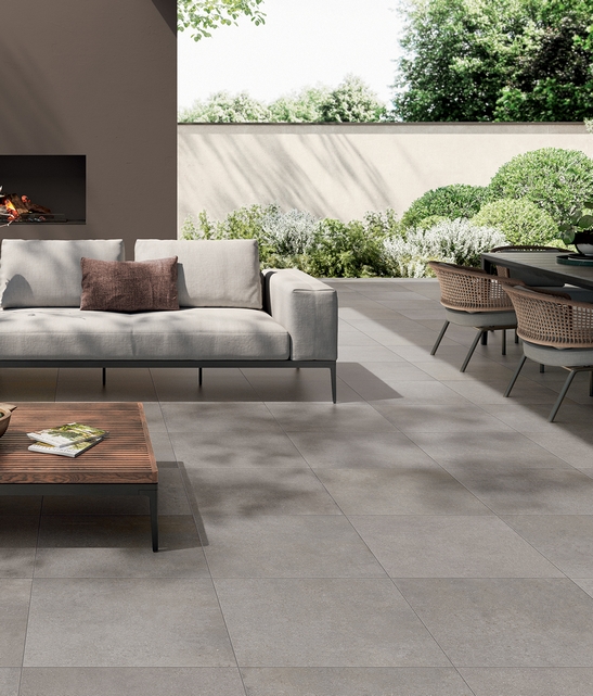Terrasse moderne, sol effet pierre grise pour un style industriel.