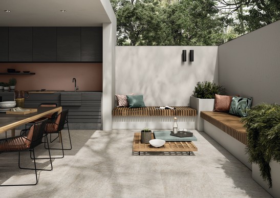 Moderne Terrasse mit Bodenfliesen in Steinoptik