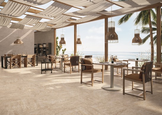 Terrazzo bar-ristorante moderno con pavimento effetto pietra sui toni del beige
