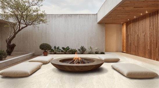 Extérieur moderne de luxe avec terrasse en grès cérame épais effet travertin beige