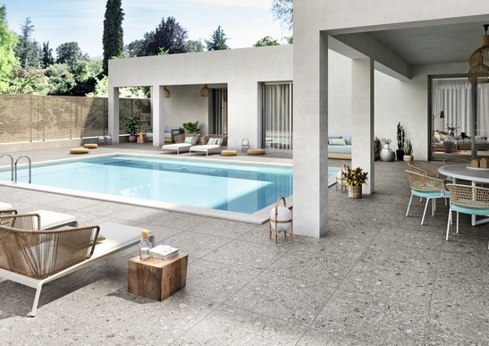 Moderne Terrasse mit Pool, Steinoptik in Grautönen