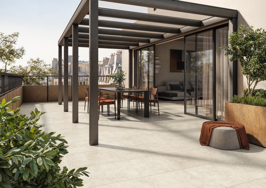 Terrasse moderne avec sol effet pierre élégante et minimaliste