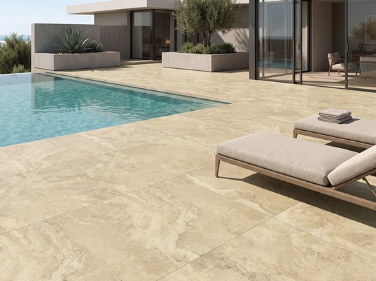 Extérieur moderne élégant avec piscine, sol en grès cérame épais effet marbre beige