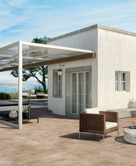 Terrasse couverte moderne avec sol effet pierre beige rustique.