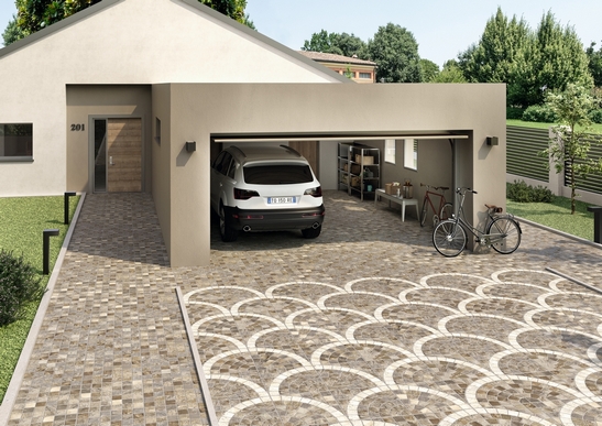 Allée moderne avec carrelage pavé imitation pierre, tons de gris.