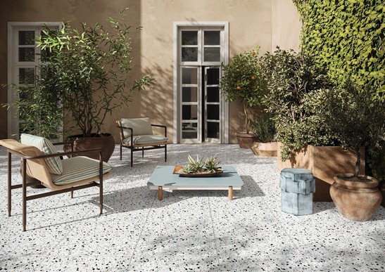 Traditioneller Außenbereich mit Boden Terrazzo Optik 