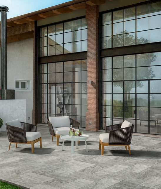 Moderne Terrasse, Feinsteinzeugboden mit Quarzit-Optik in Grautönen