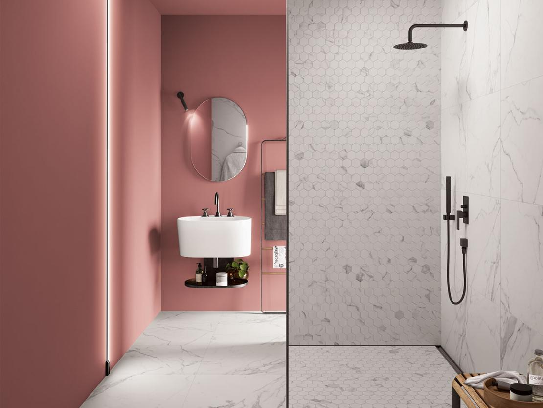 Peinture lavable SoftTouch Rose 55 en combinaison avec un sol à effet marbre et une mosaïque hexagonale pour salle de bains.