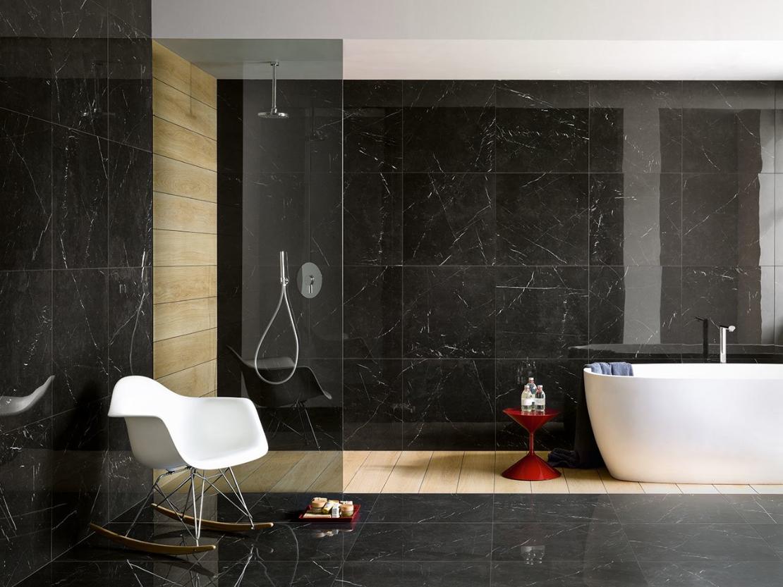 Salle de bains avec revêtements de sol et de mur en marbre noir marquina combinés avec du bois pour la douche et la baignoire