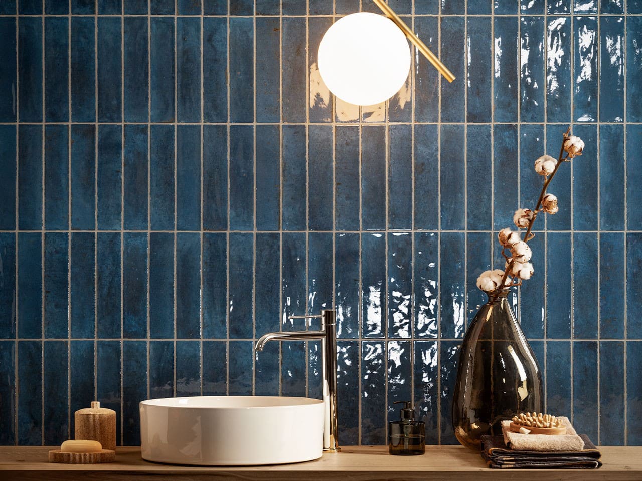 Idées et conseils pour les revêtements et les meubles d'une salle de bain bleue