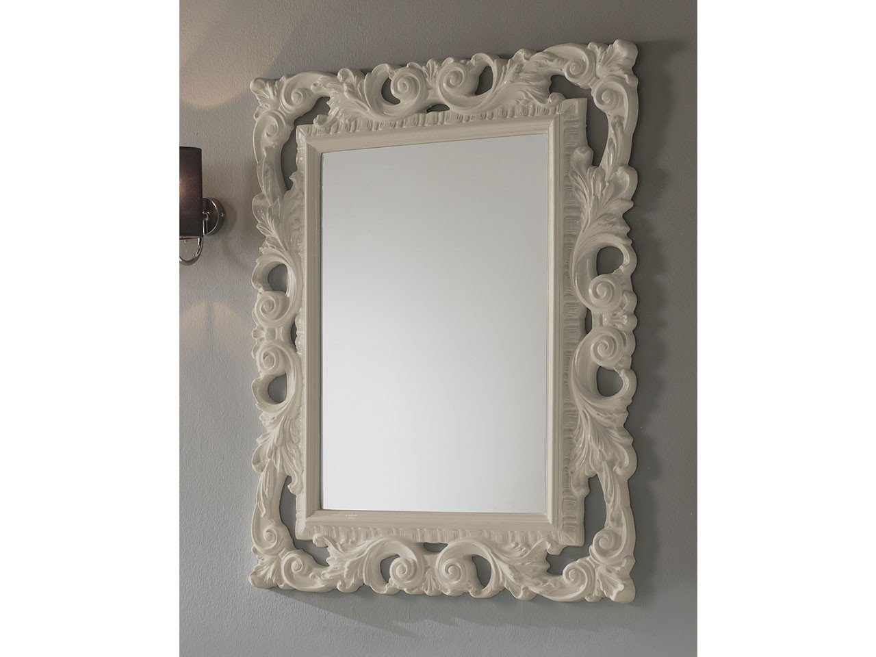 Specchio con cornice decorata