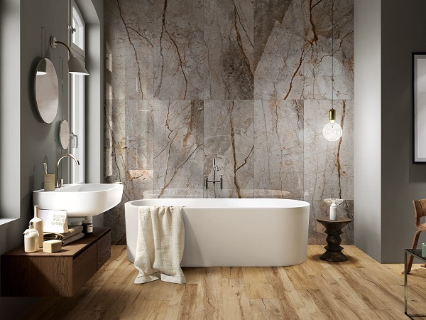 Consigli per un bagno moderno con pavimenti e rivestimenti effetto marmo