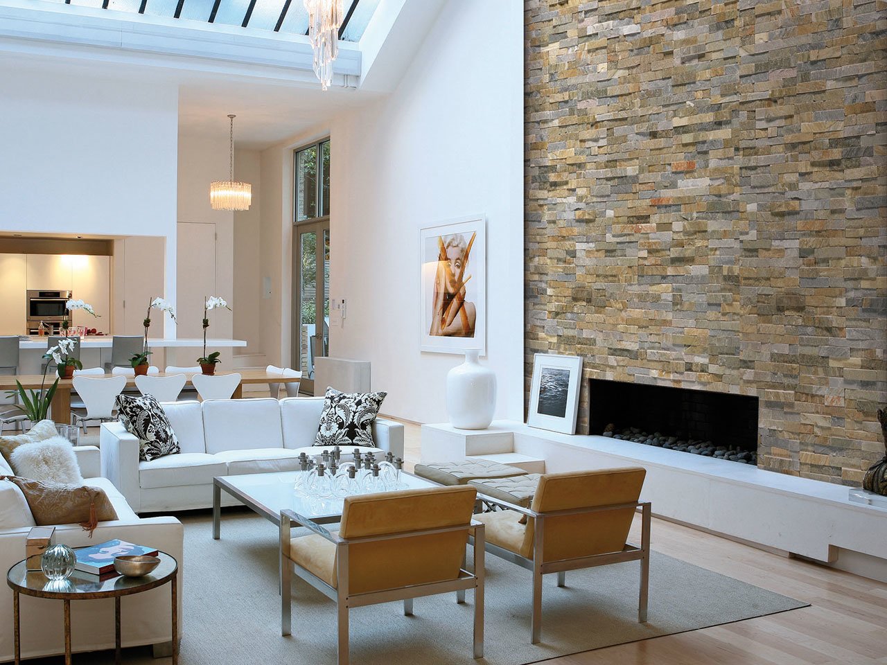 Effetto pietra in soggiorno: consigli per una casa moderna