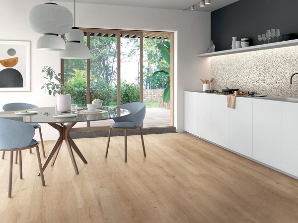 Pavimenti in gres effetto legno color miele: soluzione versatile ed elegante per tutta la casa