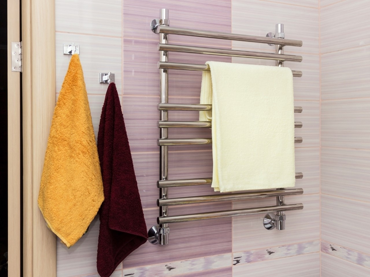 Salle de bains avec radiateur sèche-serviettes