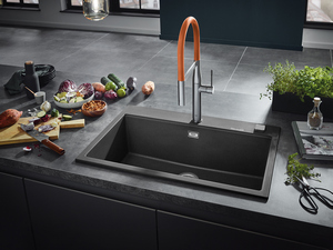 Orangefarbenes Rohr für Küchenwasserhahn Grohe® Essence New