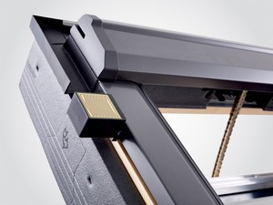 Roto Q PVC White Roof Window 55X98 Electric Opening