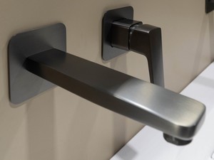 Mitigeur de lavabo mural Blur sans bonde en PVD titane