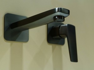 Mitigeur de lavabo mural Blur sans bonde en PVD titane