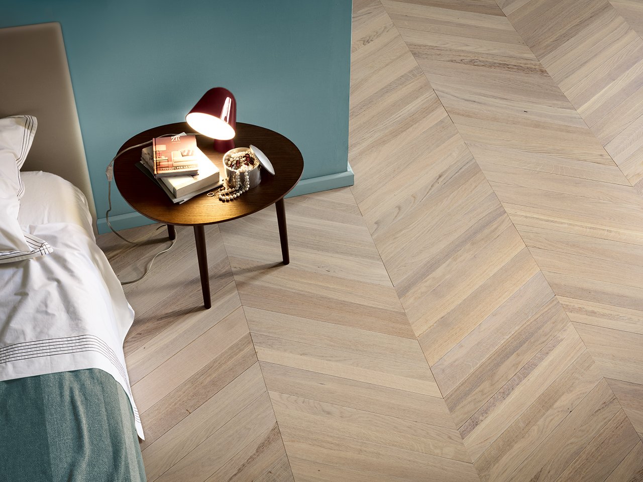 PARKETT EICHE UNGARISCHES FISCHGRÄTMUSTER GEBÜRSTET LACKIERT WEISS