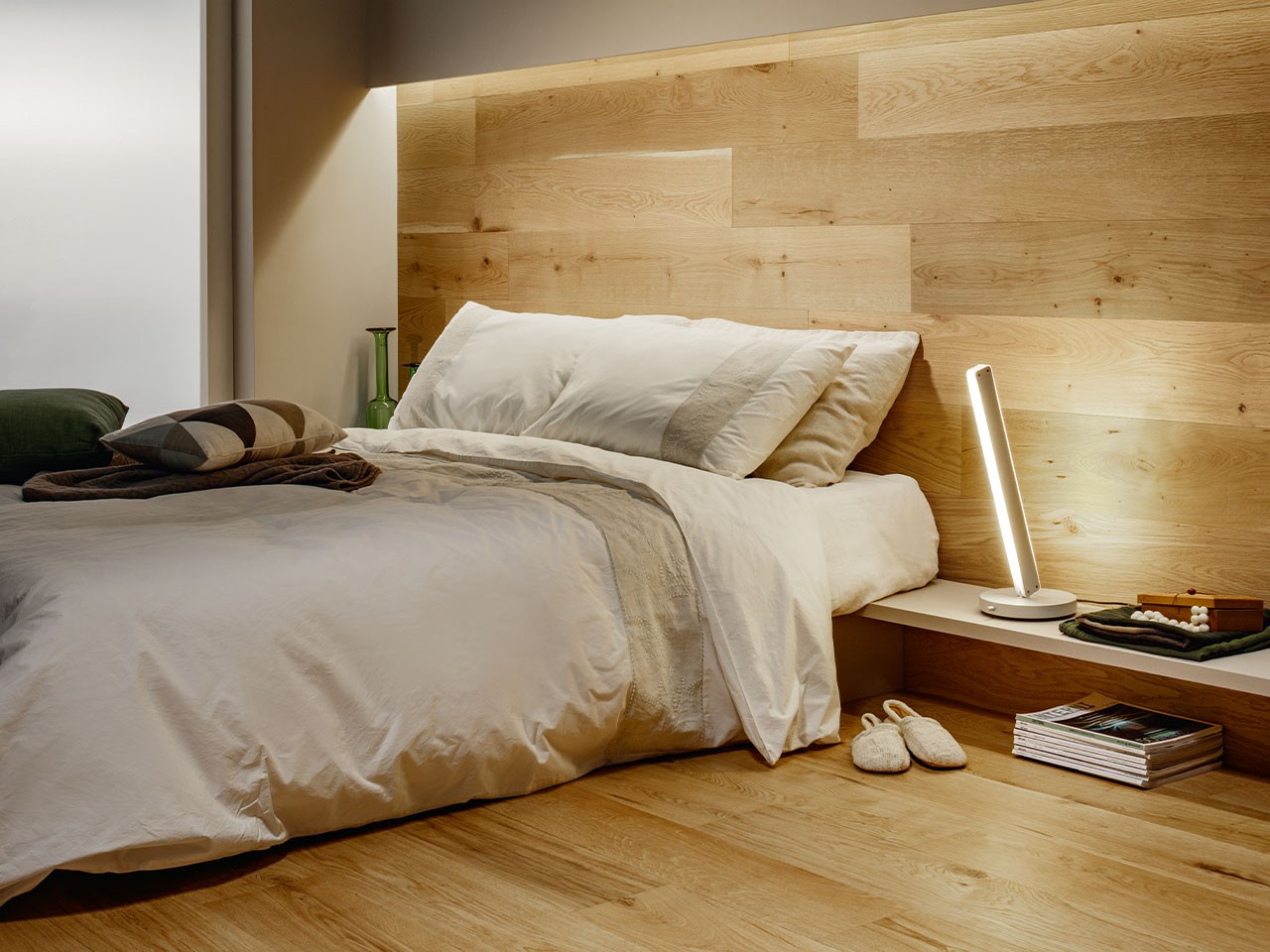Parete del soggiorno rivestita in legno: soluzioni in gres