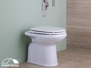 Behindertengerechtes Stand-WC/Bidet Standard H40 cm Abfluss an der Wand Weiß