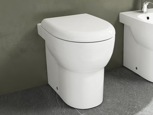 WC à poser adossé au mur Astra avec abattant enveloppant Soft-Close blanc brillant